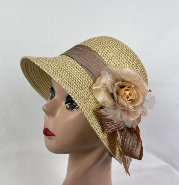 Topi Cloche dengan Pita Satin Gemuk